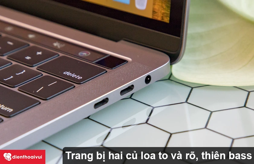 Macbook Pro 2018 &ndash; Trang bị hai củ loa to v&agrave; r&otilde;, thi&ecirc;n bass