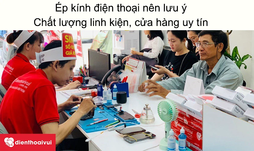 Đi thay &eacute;p k&iacute;nh điện thoại, n&ecirc;n hay kh&ocirc;ng?