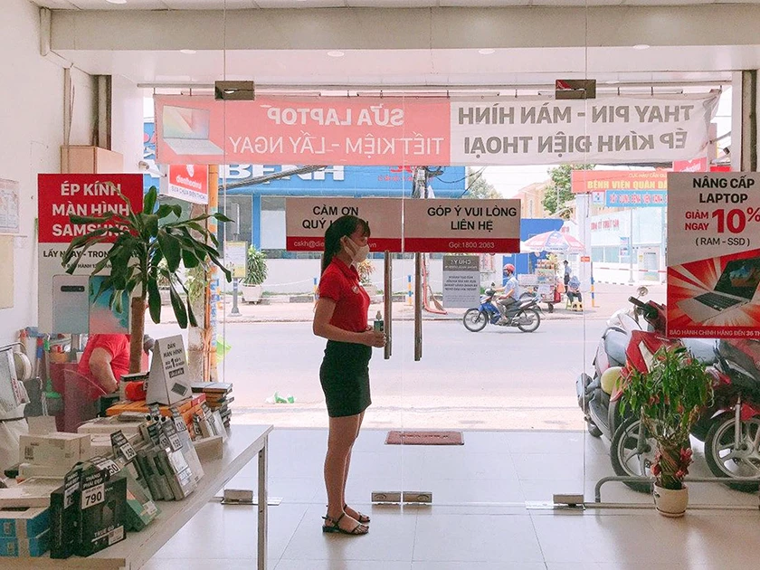 Đ&ocirc;̣i ngũ nh&acirc;n vi&ecirc;n t&uacute;c trực tại cửa đ&ecirc;̉ đ&oacute;n tiếp cũng như cung c&acirc;́p dung dịch s&aacute;t khuẩn rửa tay cho quý khách hàng