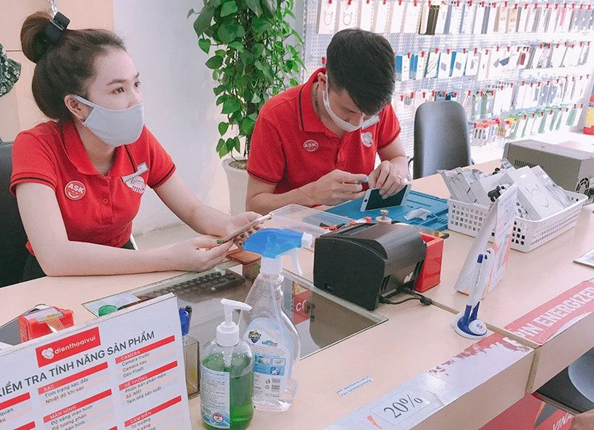 đeo khẩu trang trong suốt qu&aacute; tr&igrave;nh l&agrave;m việc