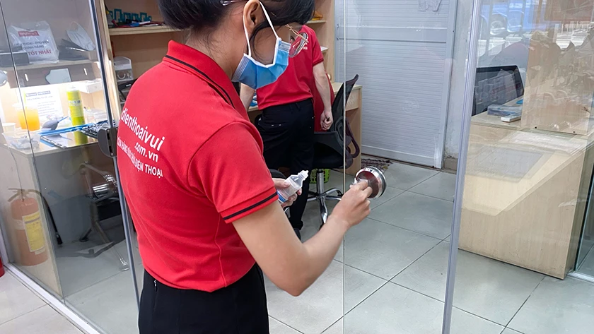 Thực hiện tổng vệ sinh bổ sung cửa hàng