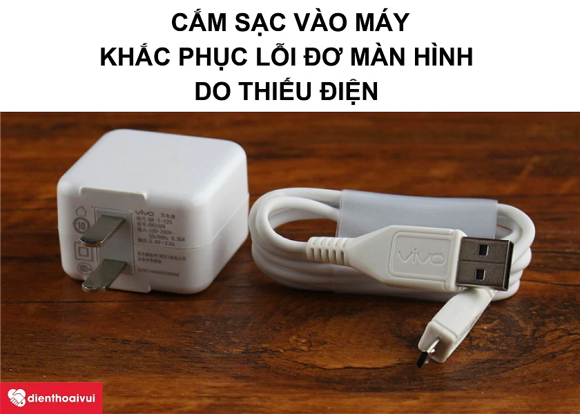 Thử cắm sạc điện thoại bằng sạc chính hãng