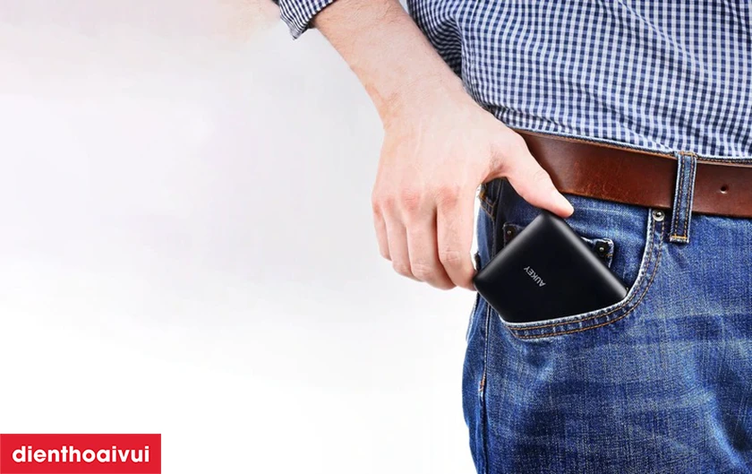Hai cổng ra sạc đa thiết bị, dung lượng 10.000 mAh