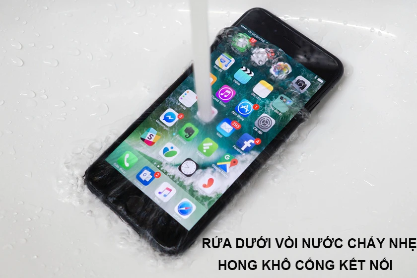 C&oacute; n&ecirc;n rửa điện thoại nếu m&aacute;y c&oacute; t&iacute;nh năng kh&aacute;ng nước?