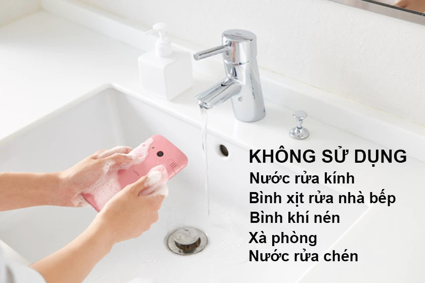 Kh&ocirc;ng sử dụng h&oacute;a chất, dung dịch để vệ sinh điện thoại