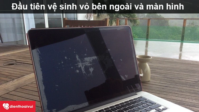 Vệ sịnh b&ecirc;n ngo&agrave;i Macbook