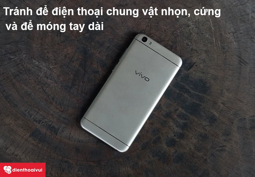 Tránh để điện thoại chung với các vật sắc nhọn