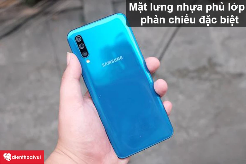 Samsung Galaxy A50 &ndash; Mặt lưng nhựa phủ lớp phản chiếu đặc biệt