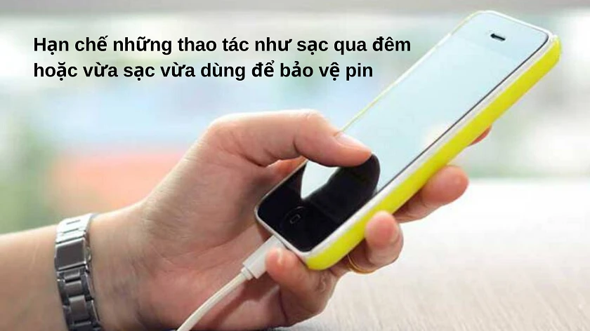 Hạn ch&ecirc;́ sạc pin quá mức, vừa sạc vừa dùng l&agrave; c&aacute;ch tiết kiệm pin iPhone