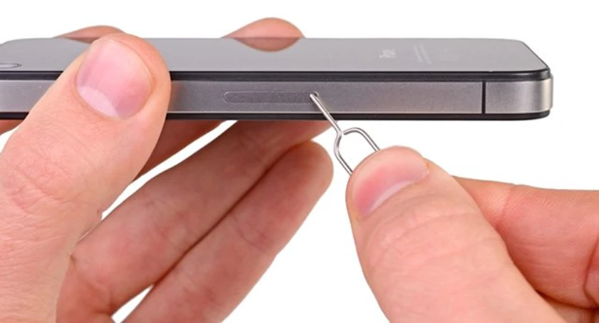 Tháo thẻ SIM khi iPhone bị rơi xuống nước