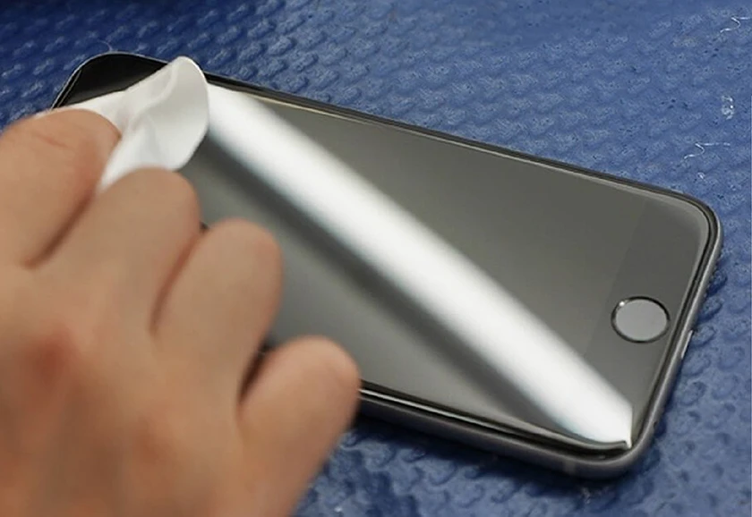 Lau khô bên ngoài điện thoại khi iPhone bị rơi xuống nước