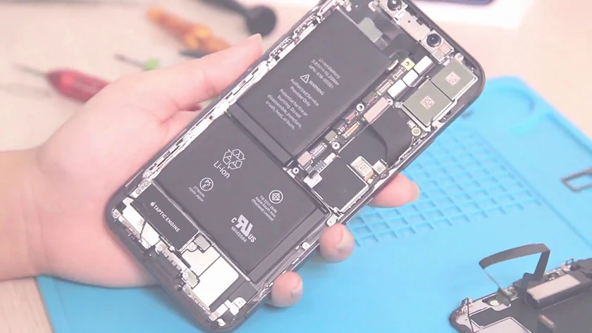 Tháo điện thoại - iphone bị rơi xuống nước