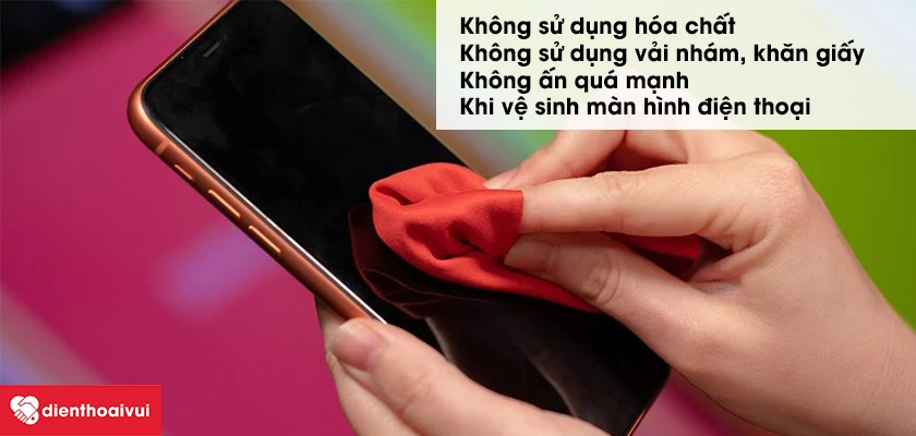 Những lưu &yacute; khi vệ sinh m&agrave;n h&igrave;nh khi sử dụng miếng d&aacute;n - k&iacute;nh cường lực