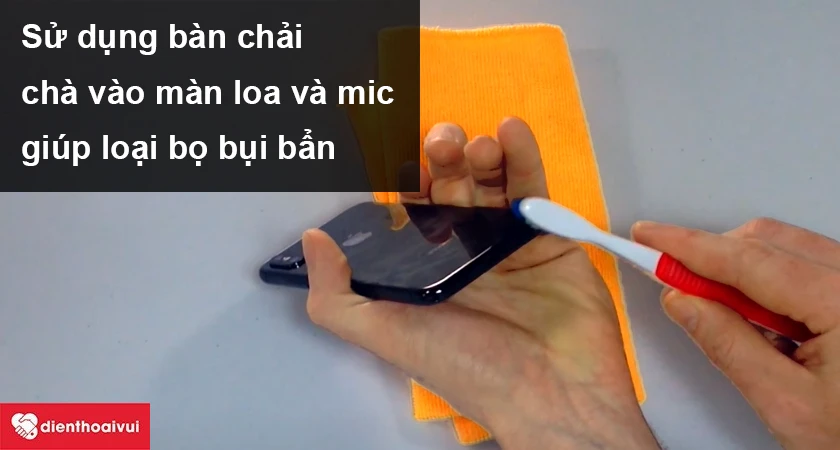 Dùng bàn chải nhỏ chà vào các rãnh mic dưới chân sạc