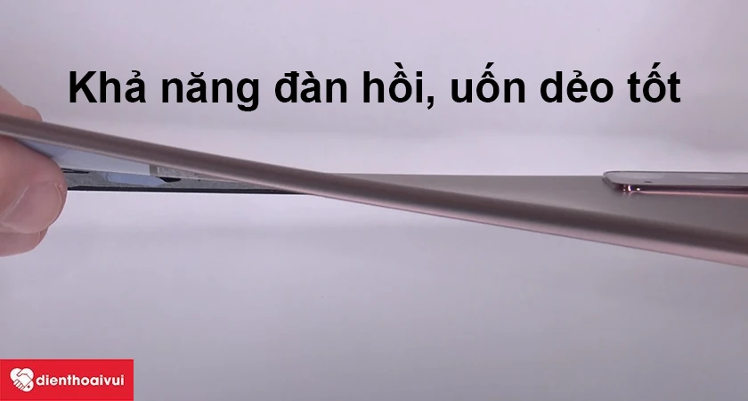 Nắp lưng của Galaxy Note 20 l&agrave;m bằng nhựa
