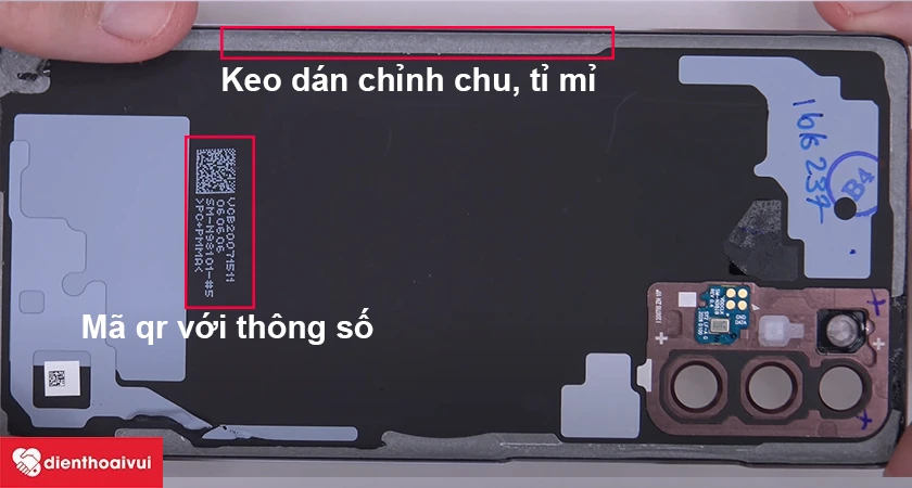 Nắp lưng ch&iacute;nh h&atilde;ng c&oacute; logo Samsung được in ch&igrave;m