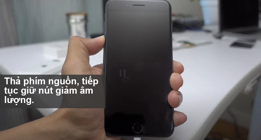 Thả nút nguồn ra, vẫn tiếp tục giữ nút Home đến khi iTune của bạn hiển thị thông báo đã nhận thiết bị.