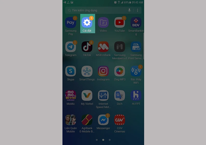 Tr&ecirc;n giao diện m&agrave;n h&igrave;nh của Samsung bạn di chuyển chọn đến &ldquo;C&agrave;i đặt&rdquo; tr&ecirc;n điện thoại