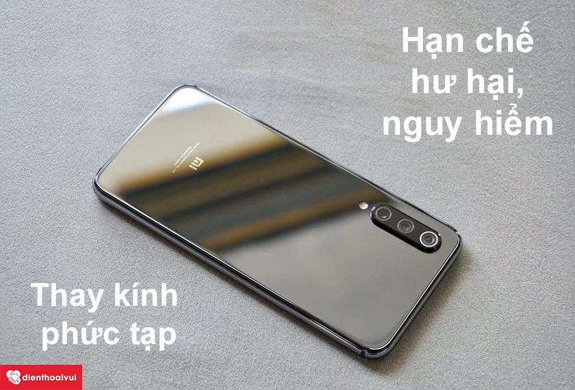 Có nên tự bóc tách kính lưng đã vỡ ra trên Xiaomi Mi 9 SE không?
