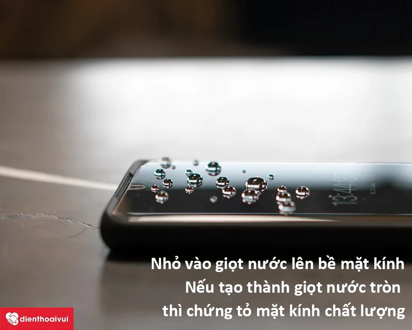Nhỏ giọt nước tr&ograve;n l&ecirc;n b&ecirc;n mặt k&iacute;nh