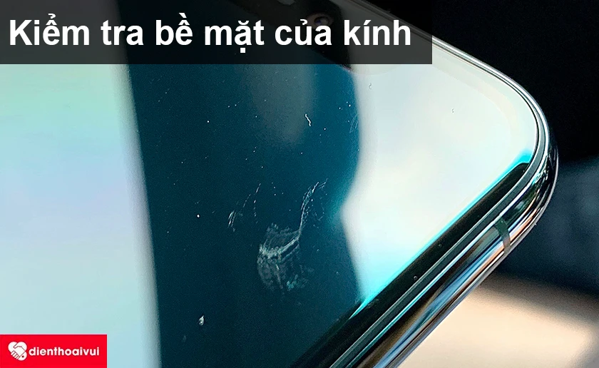 Kiểm tra tr&ecirc;n bề mặt của mặt k&iacute;nh