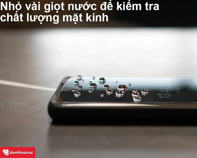 Thử nhỏ v&agrave;i giọt nước l&ecirc;n bề mặt của k&iacute;nh