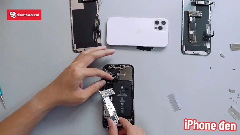Th&aacute;o dỡ to&agrave;n bộ linh kiện hai chiếc điện thoại iphone 12 để kiểm tra khả năng sửa