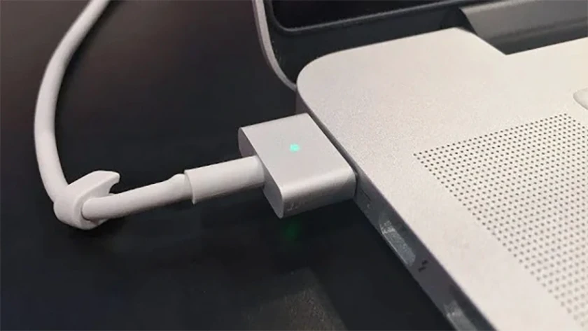 V&igrave; sao cục sạc macbook kh&ocirc;ng s&aacute;ng đ&egrave;n
