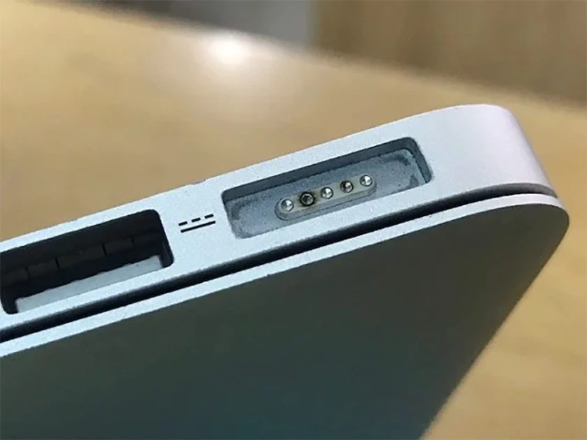 Kiểm tra ch&acirc;n sạc tiếp x&uacute;c giữa c&aacute;p sạc v&agrave; macbook