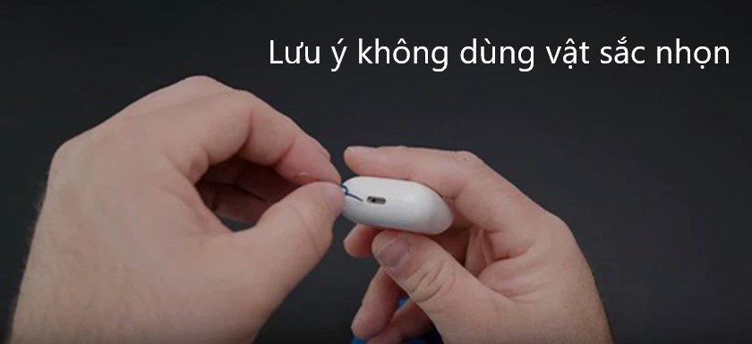 kh&ocirc;ng được dùng v&acirc;̣t sắc nhọn