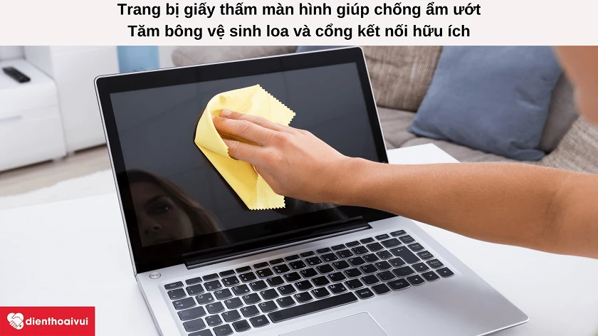 Vệ sinh cổng sạc với tăm bông và giữ màn hình sạch sẽ với giấy thấm