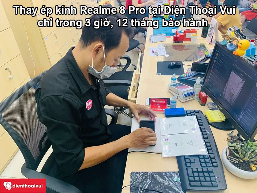 Dịch vụ thay &eacute;p k&iacute;nh Realme 8 Pro chất lượng, uy t&iacute;n tại Điện Thoại Vui