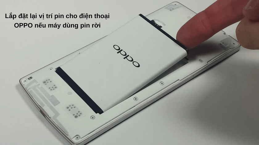 Thử lắp đặt lại pin cho đi&ecirc;̣n thoại OPPO&nbsp;