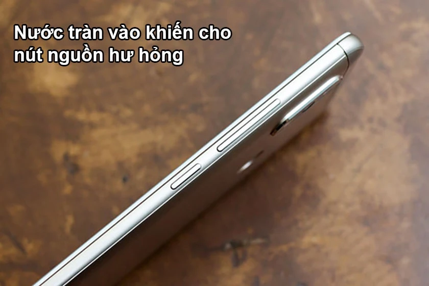 Nước tràn vào khiến cho nút nguồn bị hư hỏng trên điện thoại