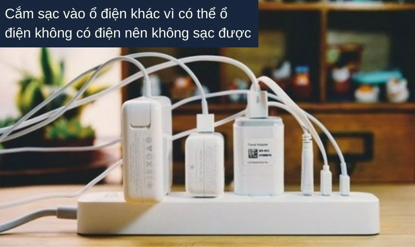 Cắm củ sạc v&agrave;o ổ điện kh&aacute;c