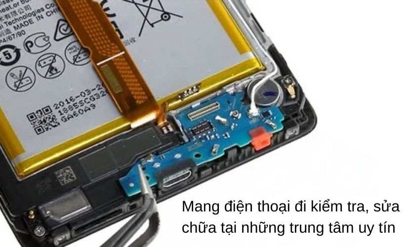 Mang điện thoại đến trung t&acirc;m bảo h&agrave;nh, sửa chữa