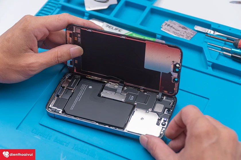 Tiến h&agrave;nh thực hiện teardown tr&ecirc;n iPhone 13 Pro