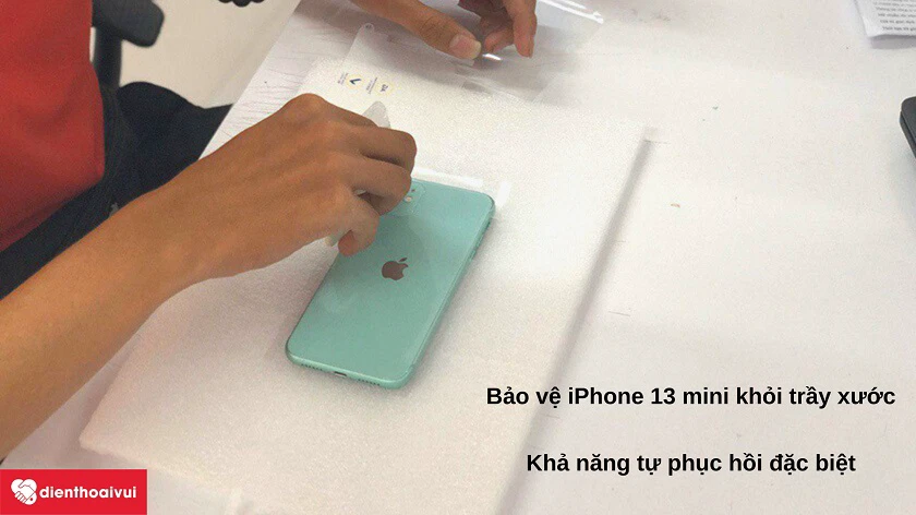 Khả năng bảo v&ecirc;̣ ch&acirc;́t lượng cao của miếng d&aacute;n PPF iPhone 13 Mini full nh&aacute;m