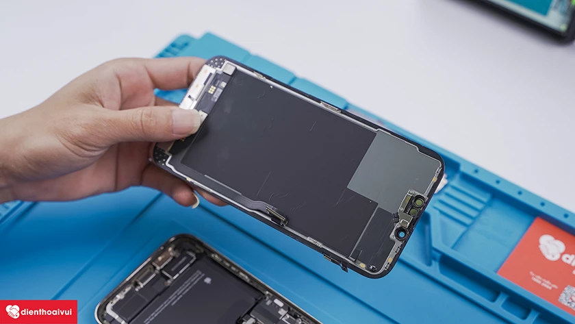 đánh giá, review màn hình iPhone 13 so với iPhone 12