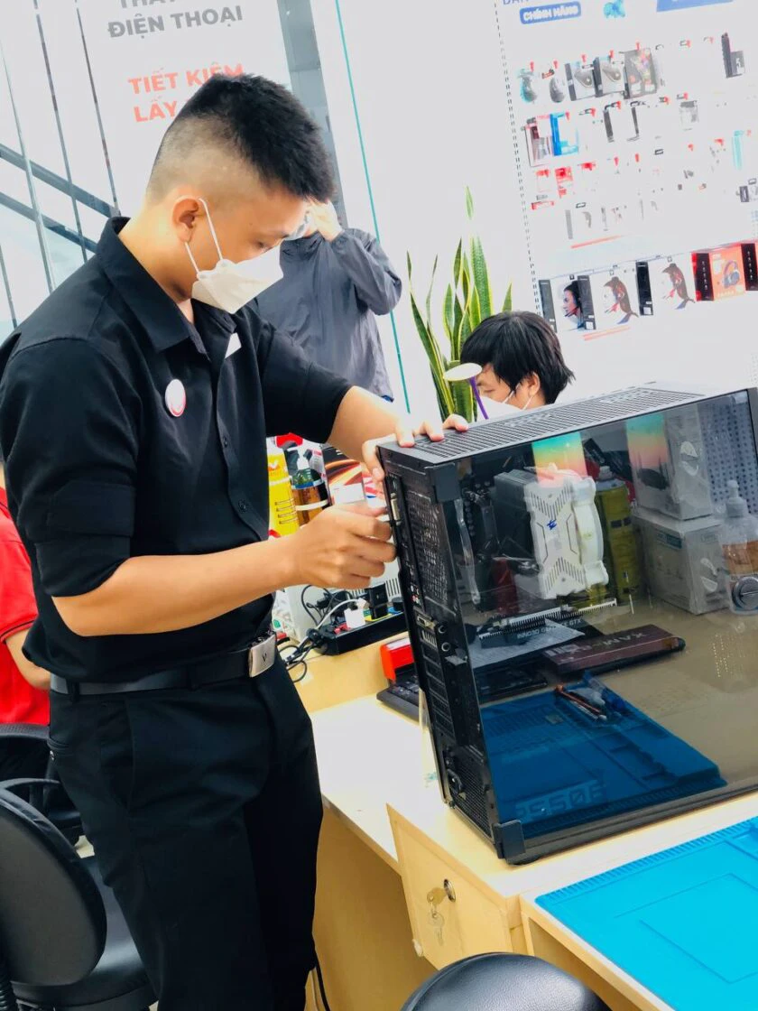 Kỹ thuật vi&ecirc;n Điện Thoại Vui đang kiểm tra CPU cho kh&aacute;ch h&agrave;ng