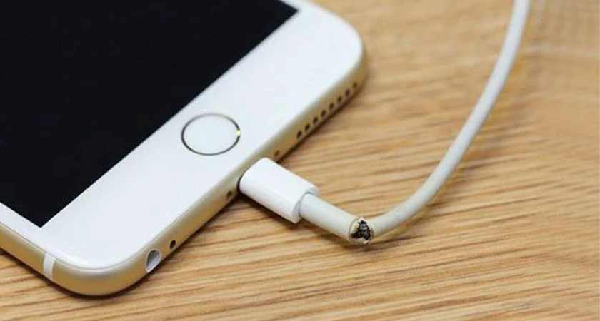 Sửa lỗi cắm sạc iPhone báo phụ kiện không được hỗ trợ