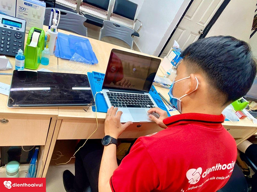 Dịch vụ thay m&agrave;n h&igrave;nh laptop Dell Inspiron gi&aacute; tốt tại Điện Thoại Vui