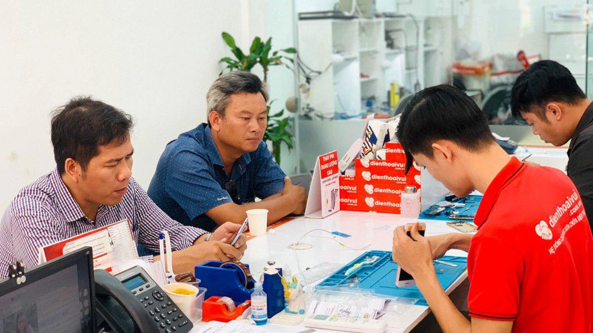 Cửa h&agrave;ng sửa điện thoại 153 Hồ T&ugrave;ng Mậu, P. Cầu Diễn, Quận Nam Từ Li&ecirc;m