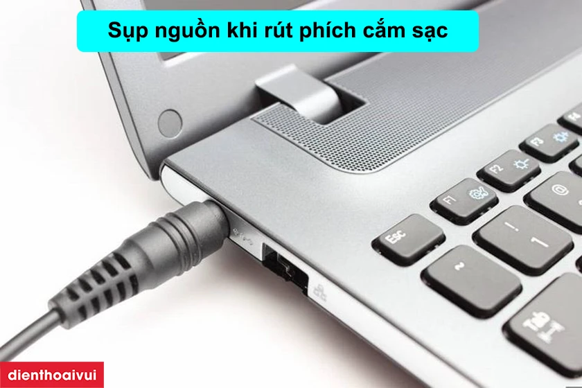 Laptop sụp nguồn khi r&uacute;t ph&iacute;ch cắm sạc
