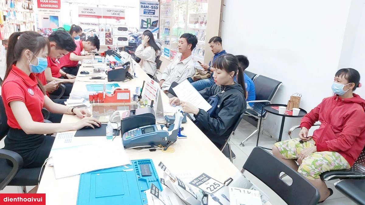 Sự kh&aacute;c biệt giữa &eacute;p k&iacute;nh v&agrave; thay m&agrave;n h&igrave;nh cho điện thoại S22 Ultra