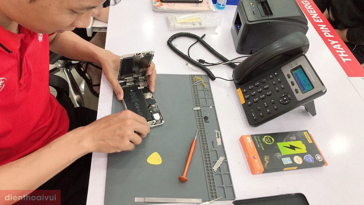Thay pin iPhone 8 Plus chính hãng Daison