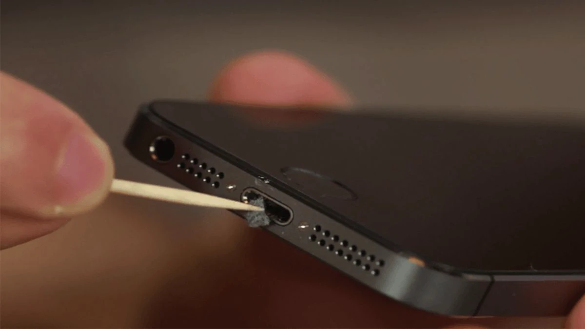 cách vệ sinh cổng sạc iPhone