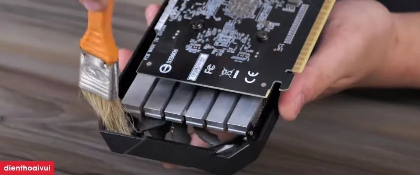 Vệ sinh l&aacute; tản, vỏ tản VGA