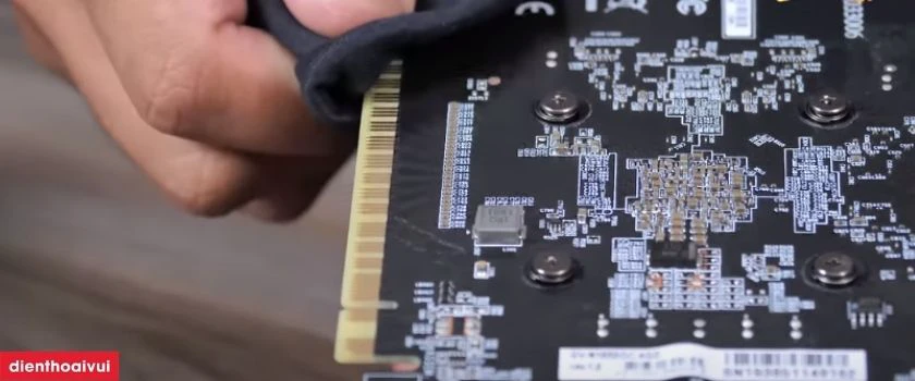 Vệ sinh ch&acirc;n tiếp x&uacute;c VGA với mainboard