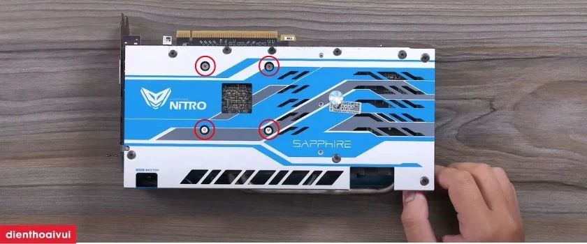 Th&aacute;o bung tản nhiệt tr&ecirc;n VGA